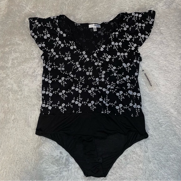 Nwt Roommates white Floral Top ruffle Bodysuit Size X-Large black v-neck button - Picture 4 of 10